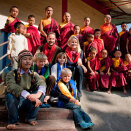 Kronprinsfamilen på reise: Kronprinsfamilien ved Passingdang kloster sammen med munkene og verten for Mayal Lyang homestay, Gyatso Tongden Lepcha (Foto: NRK)